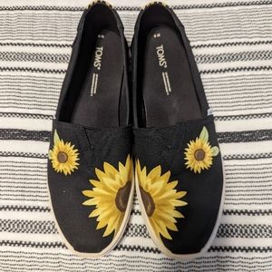 Women's size 8 Toms